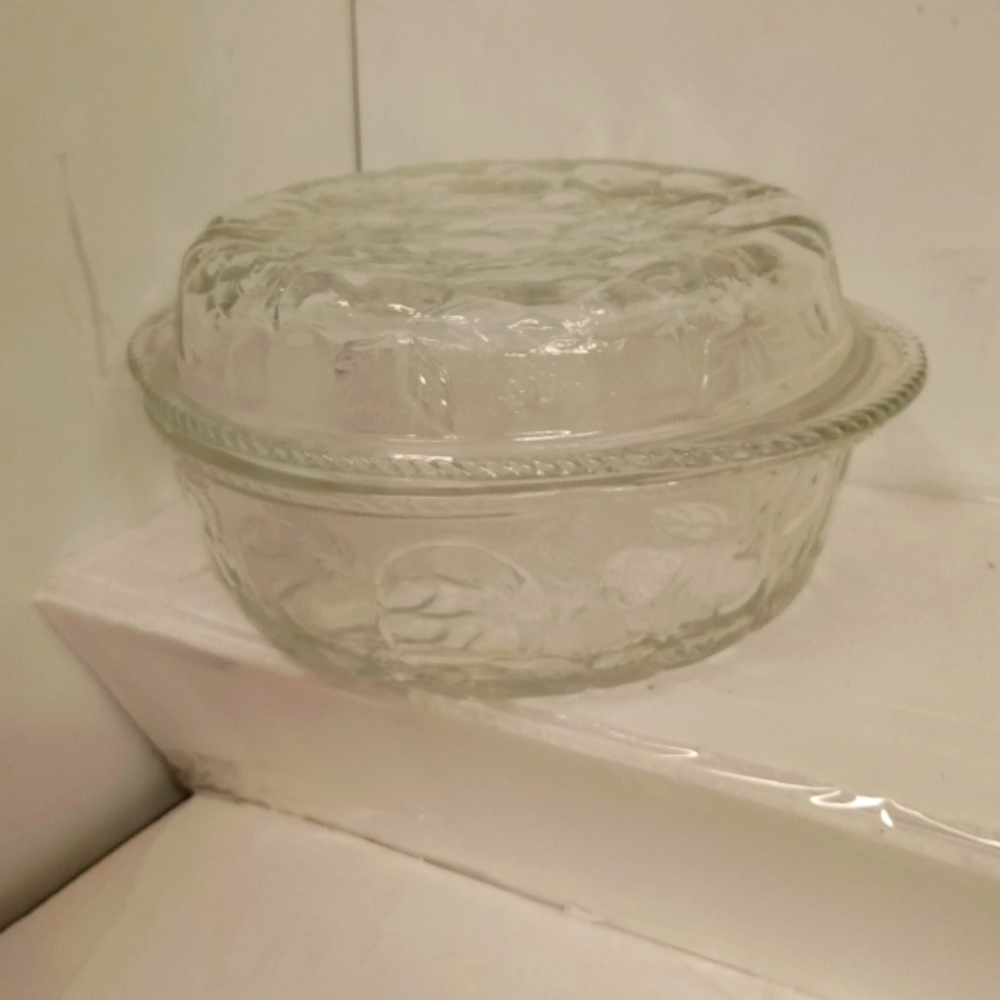 Libbey Oven Proof Glassware 3 quart Fruit pattern with Lid